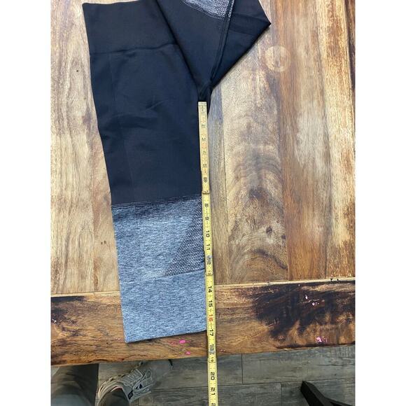 Lululemon Blue Seamlessly Street Ombre Stretch Yoga Crop Leggings Size 8 - Picture 3 of 5